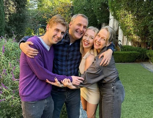 Lily Rosenthal with father pilliph Rosenthal and mother and siblings